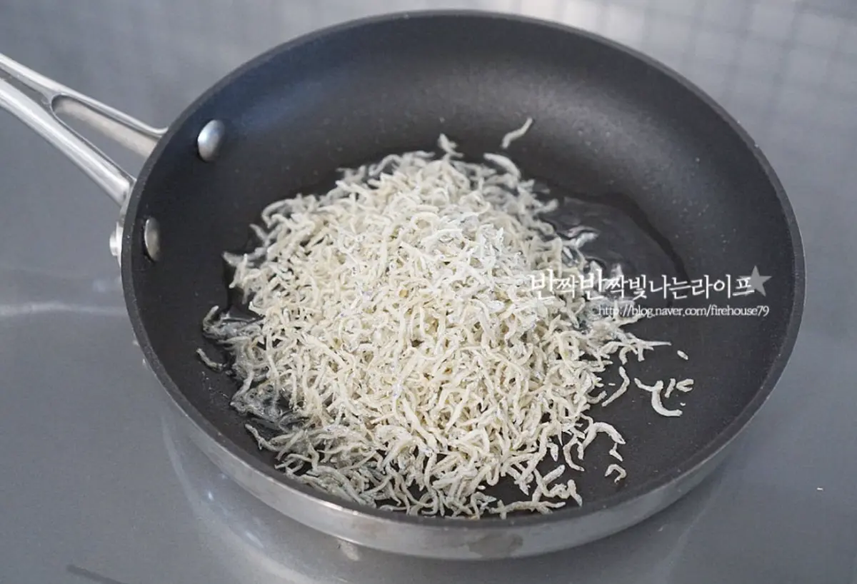 멸치를 넣고 볶아줍니다.