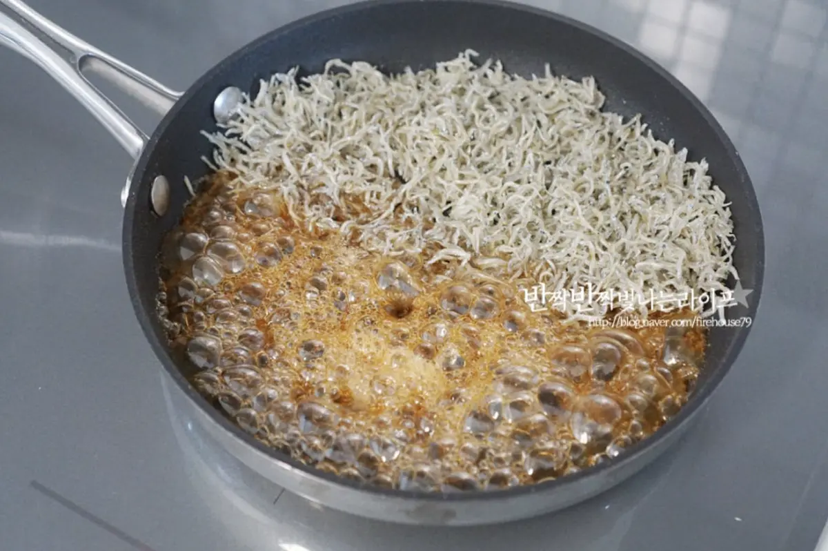 적당한 식감으로 볶아지면 한쪽으로 밀어두고 만들어둔 양념을 부어줍니다.