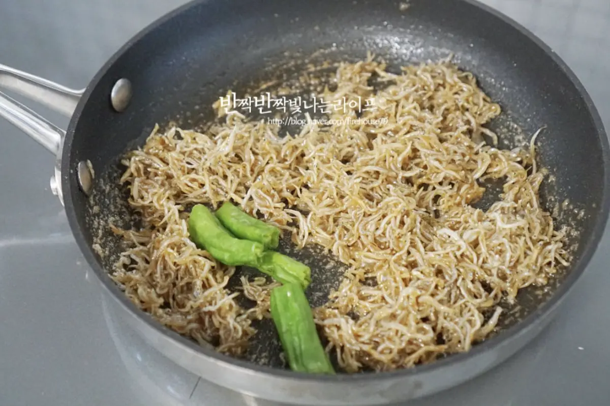 꽈리고추를 넣고 볶아줍니다.