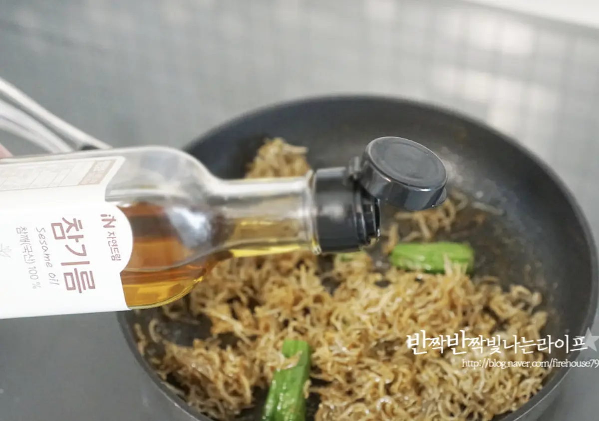 불은 끈 뒤 참기름 1 큰 술, 통깨 약간 뿌려 완성합니다.