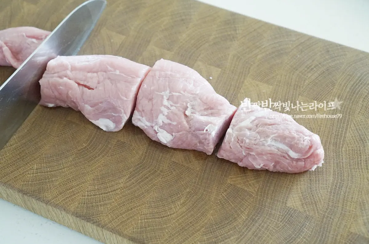 장조림 부위는 담백하고 부드러운 안심을 준비해서 큰 덩어리라 4등분으로 잘라주었는데요.