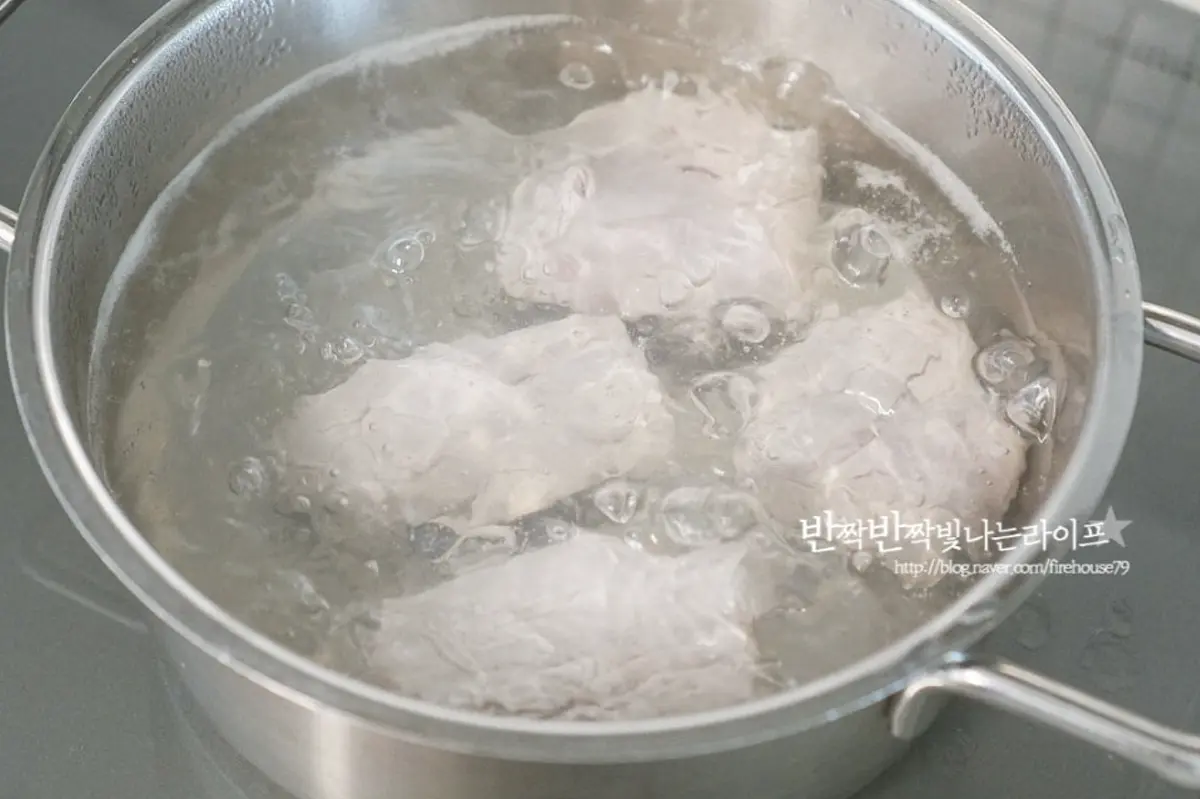 냄비에 물 1L 정도 부은 뒤 끓어오르면 생강술(청주) 1 큰 술과 고기를 넣고 2분 정도 데쳐줍니다.