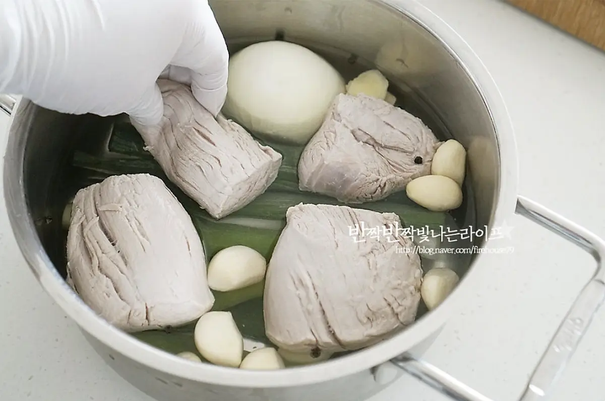 데친 고기도 함께 넣어줍니다.