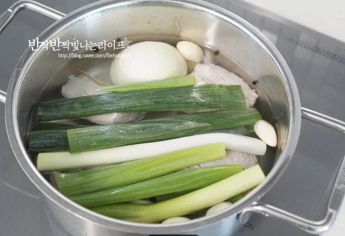 센 불에서 끓이다가 끓어오르면 중불로 낮추어 20분 삶아줍니다.