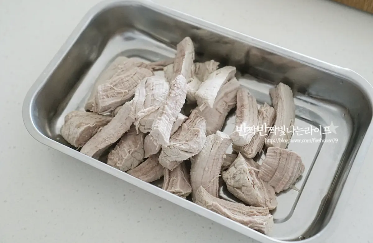 한 김 식힌 뒤 결대로 큼직하게 찢어줍니다.