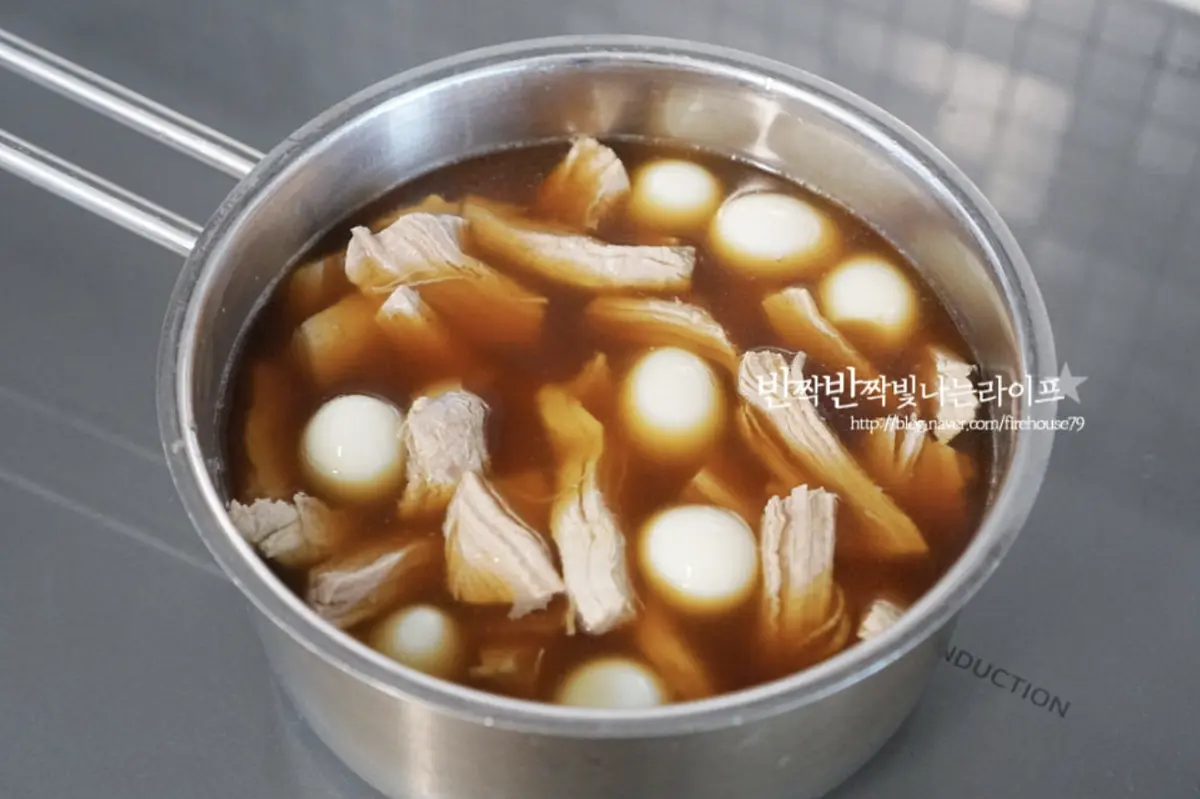 조림장 양념을 넣고 센 불에서 끓어오르면 중약 불로 줄인 뒤
10~15분 졸여줍니다.