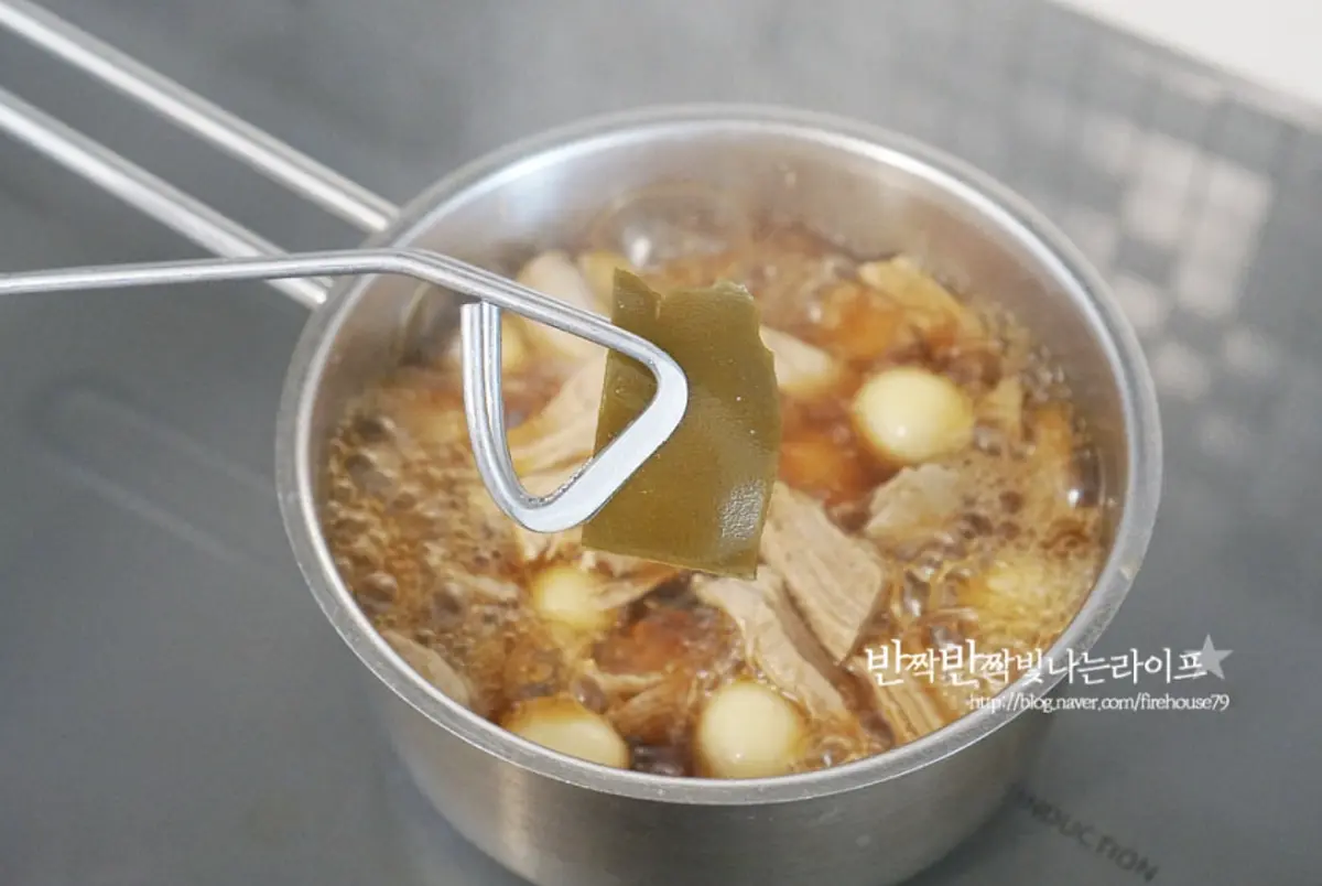 7분 정도 끓인 뒤 다시마는 쓴맛이 나지 않게 건져내어 줍니다.