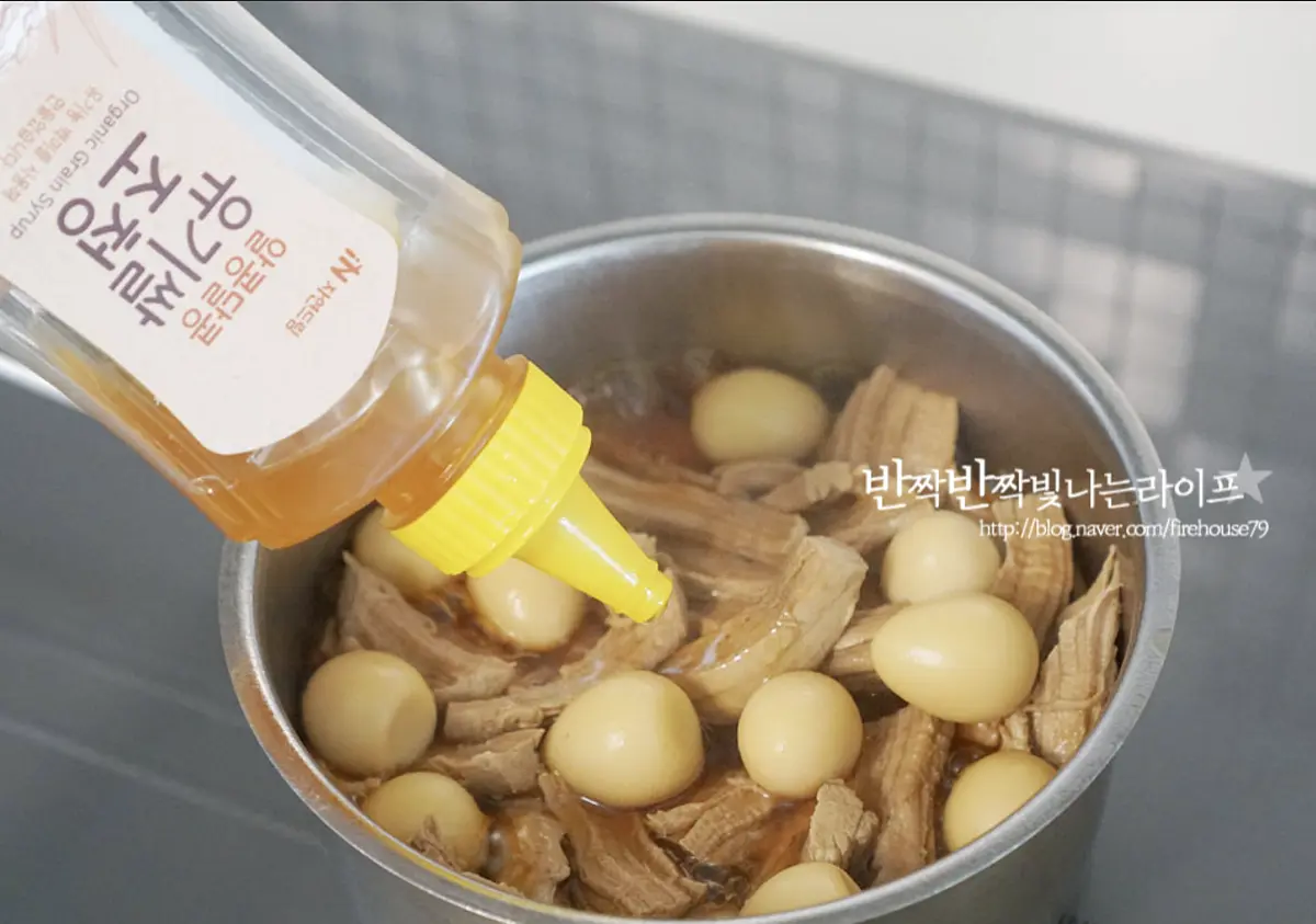 자작하게 졸아들면 조청 1~2 큰 술 넣어줍니다.