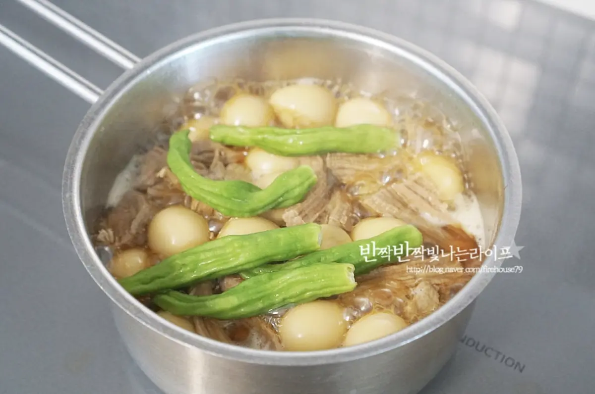 마지막에 꽈리고추를 넣고 한소끔 끓여 완성합니다.