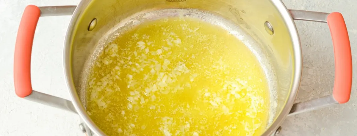 Чеснок нам не нужно жарить, а лишь слегка подогреть, чтобы он отдал свои вкус и аромат и стал менее горьким.