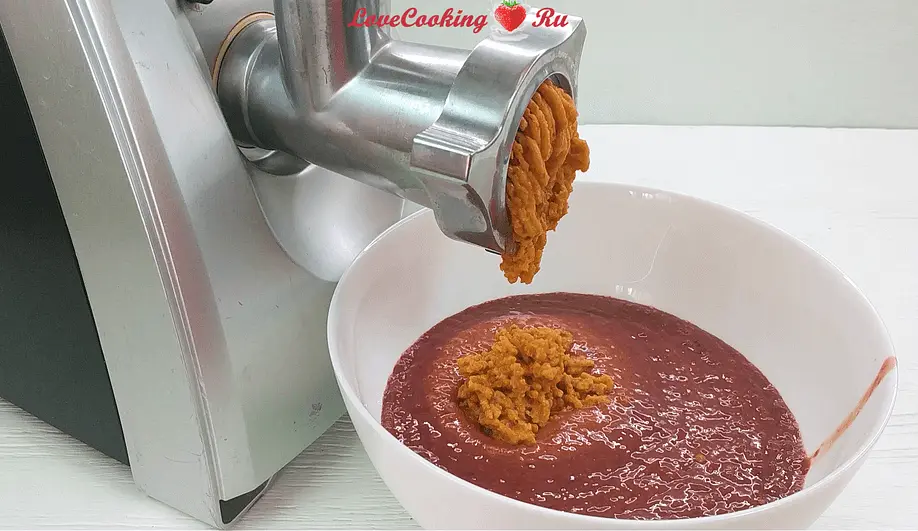 Печень очищаем от прожилок и перекручиваем на мясорубке, используя мелкую решётку.