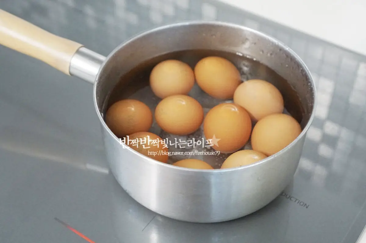 달걀을 삶기 전에 먼저 냉장고에서 꺼내어 실온에서 냉기를 빼주고 냄비에 잠길 정도 물을 붓고 소금과 식초 1숟가락씩 넣어 센 불에서 끓이다가 끓어오르면 중불로 낮추어 10~12분 삶아줍니다.