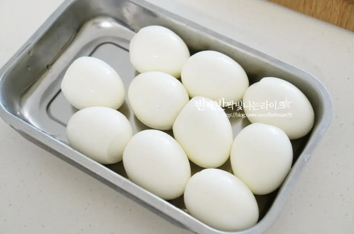 완숙으로 삶은 달걀은 바로 찬물에 담가 열기를 식히고 껍질을 벗겨줍니다.