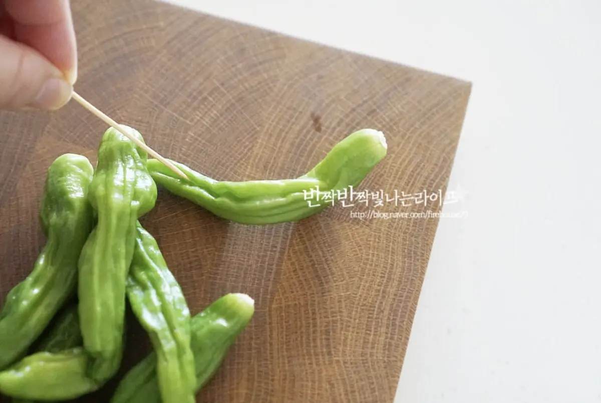 꽈리고추는 깨끗하게 씻어 물기를 제거하고 꼭지를 떼어내어 줍니다.