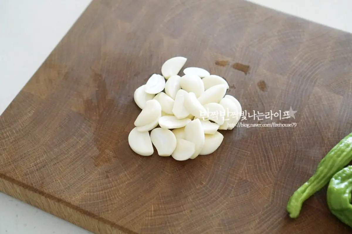 통마늘은 꼭지를 잘라내고 3~4등분 크기로 편 썰어줍니다.