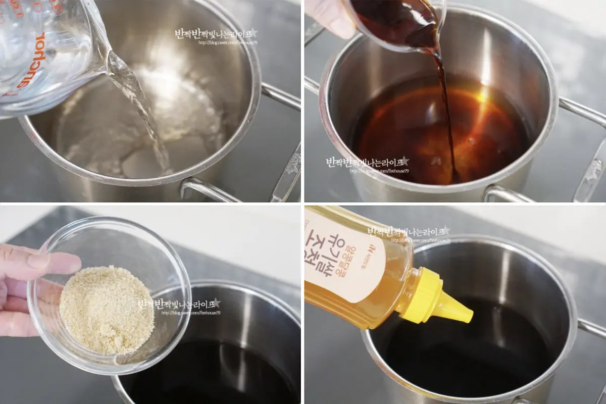 물 1L를 붓고 진간장 1½ 컵 , 황설탕 2/3컵, 물엿(조청) 1/4컵을 부어줍니다.