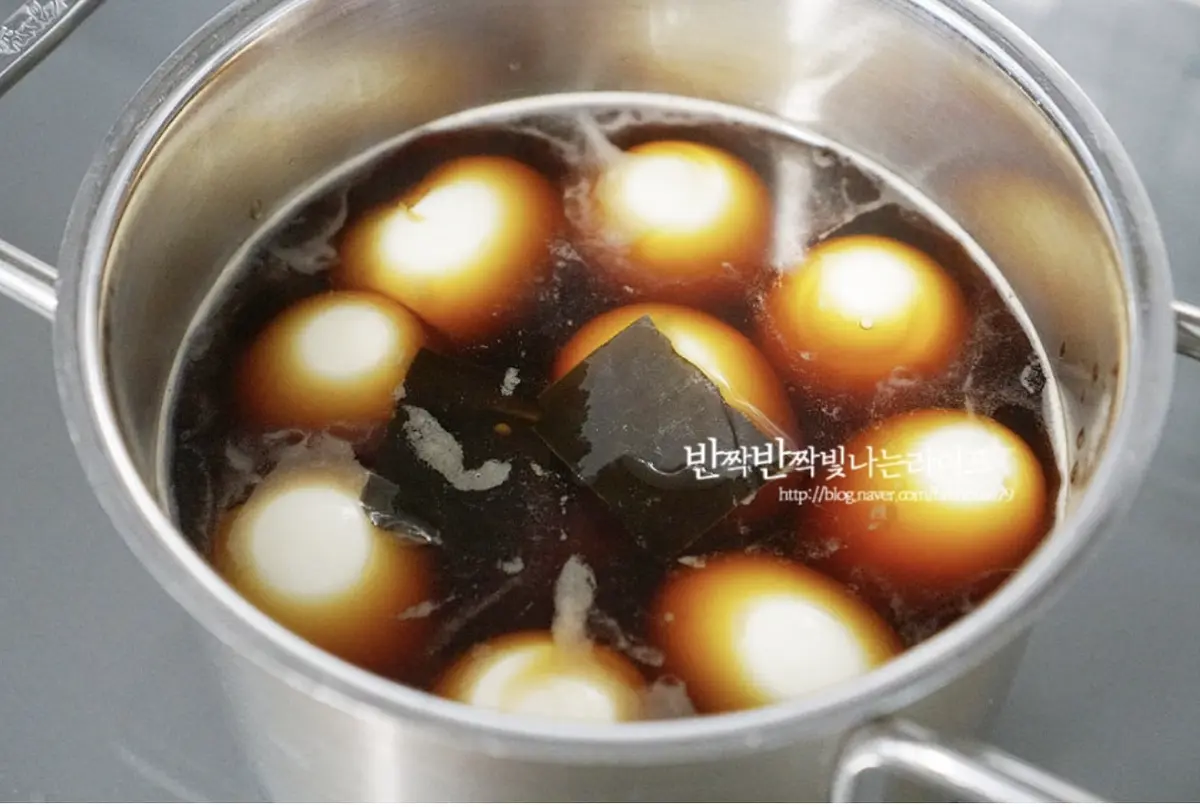 센 불을 켜고 저어가며 설탕을 녹이고 완숙 달걀과 다시마 2조각을 넣어줍니다.