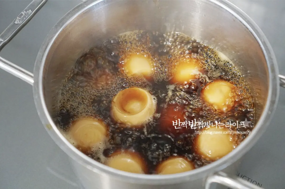 중불로 낮추어 대략 30분 정도 끓여줍니다.다시마는 오래 끓이면 쓴맛이 나거나 점액이 나올 수 있어 5분 뒤 건져내어 줍니다.