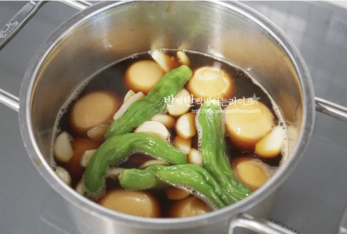 꽈리고추와 마늘을 넣고 1분 정도 끓인 뒤 불을 끄고 마무리해요.