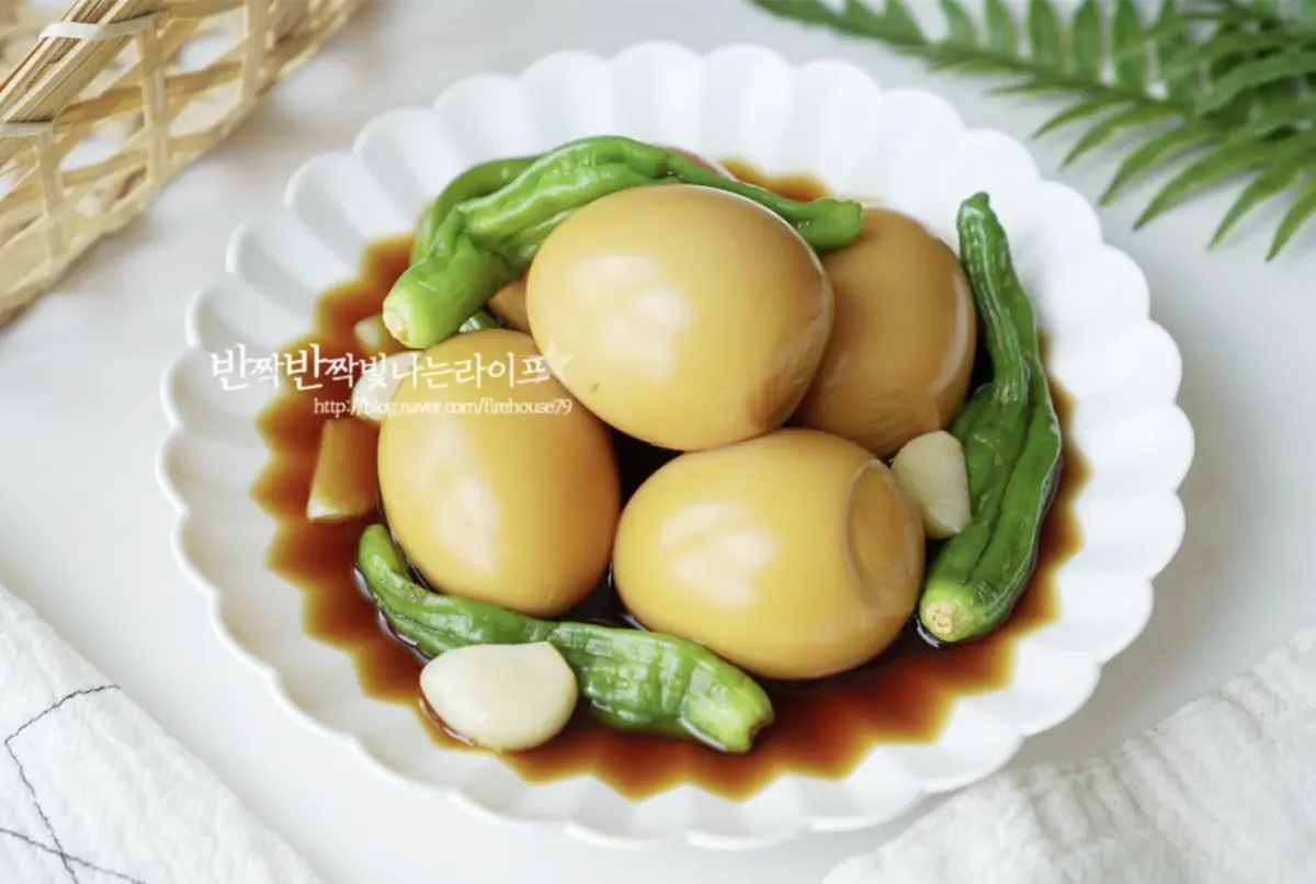 짭조름한 소스 사이로 마늘과 꽈리고추의 향긋함이 어우러집니다.