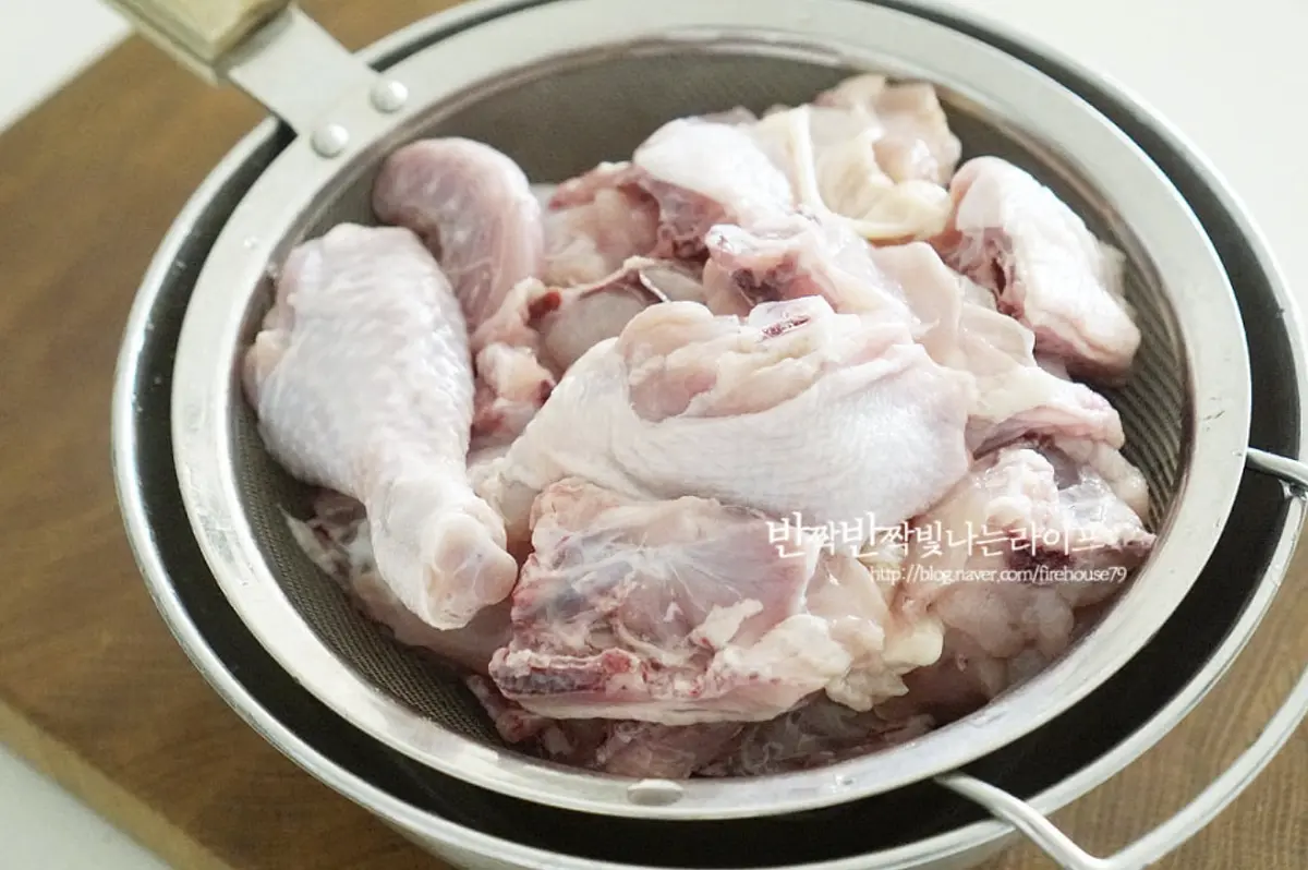 요리하기에 앞서 토막닭은 누린내가 나지 않도록 손질하여 전처리해 줍니다. 먼저 뼈 부분에 붙은 내장은 꼼꼼하게 제거하고 세척한 뒤 물기를 털어줍니다.