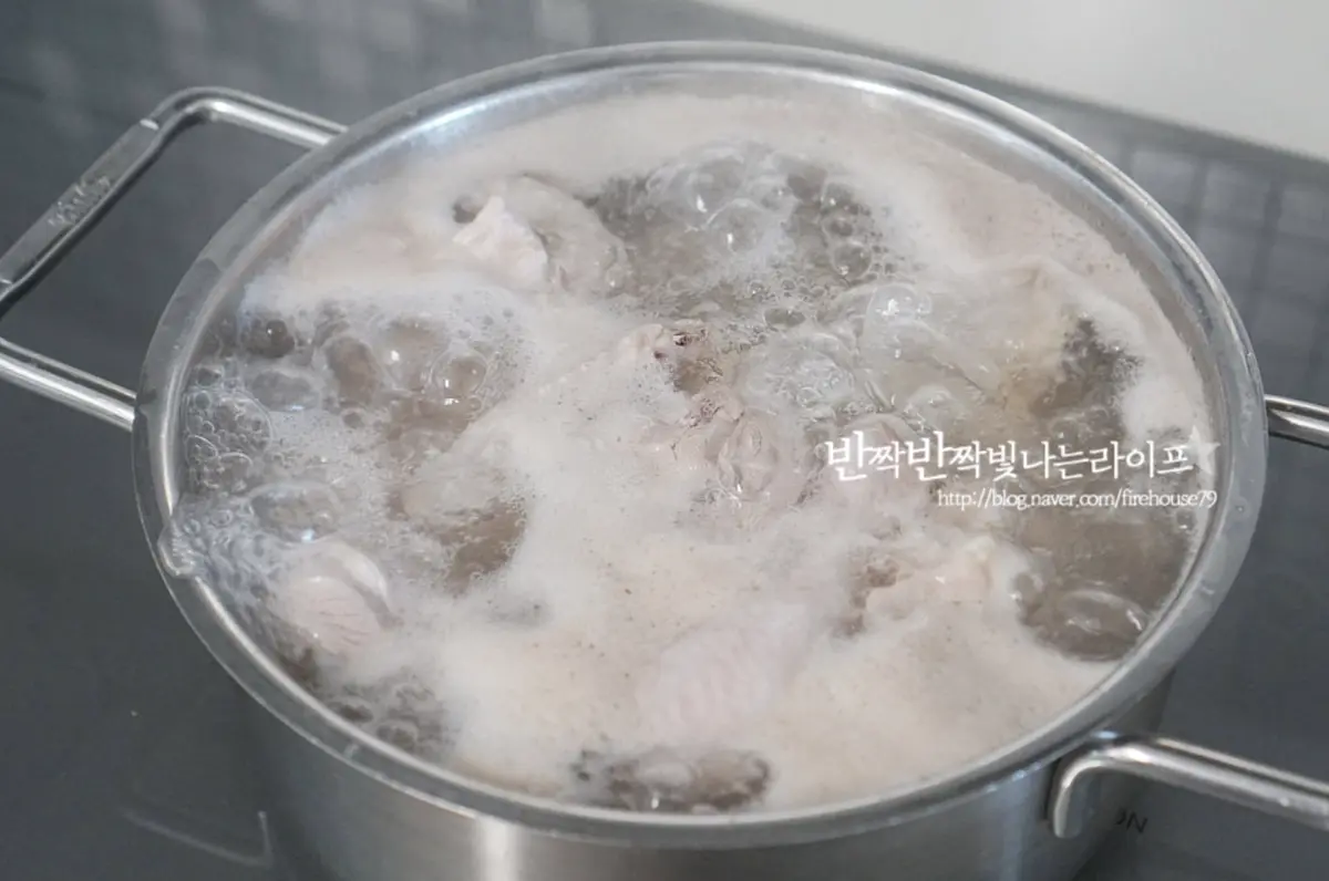 신선한 닭은 바로 요리해도 되지만 냉장고에 넣어둔 것이라 가볍게 데쳐주었습니다.