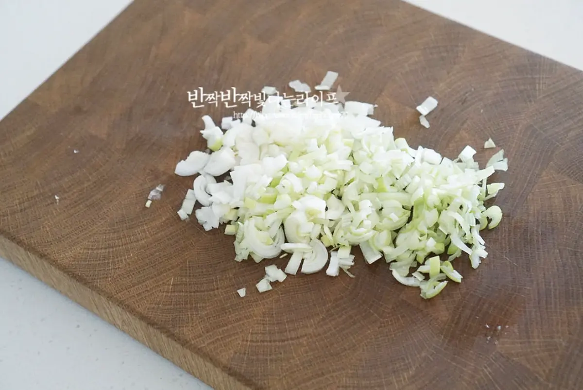 대파는 잘게 다져 썰어줍니다.