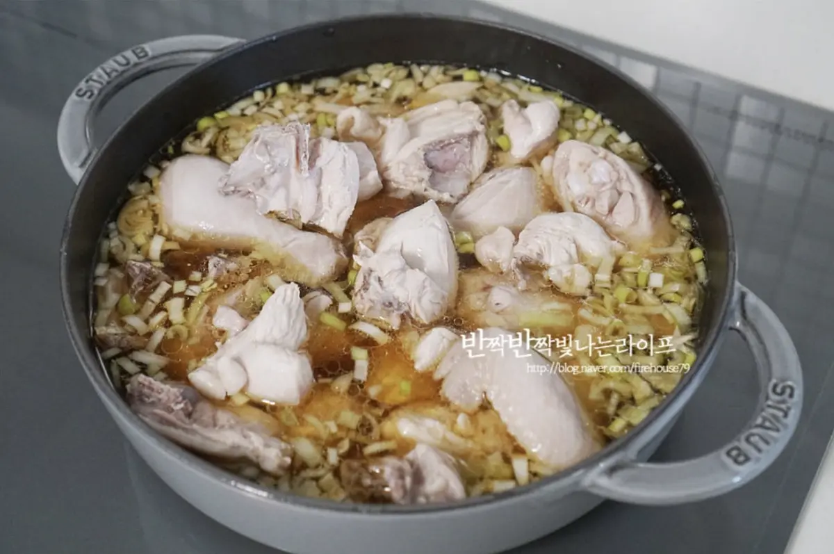 양념소스에 물 1컵 더 추가로 붓고 닭을 넣어 끓여줍니다.