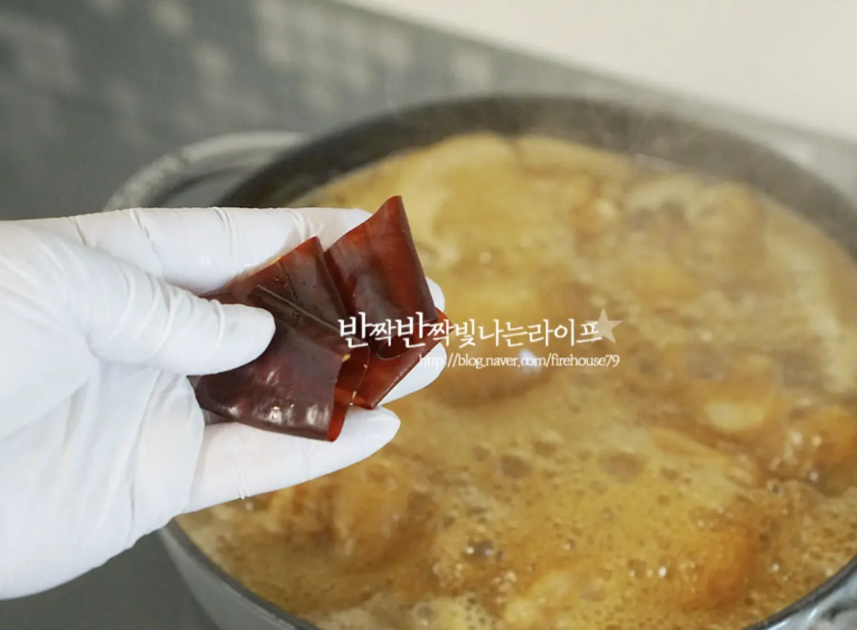 끓어오르면 건고추를 넣어줍니다.