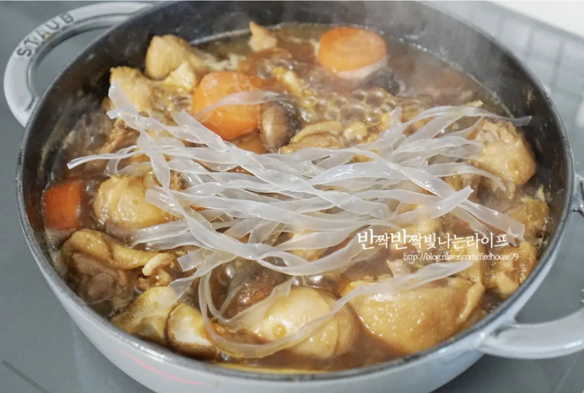 감자가 절반 이상 익으면 버섯과 떡, 카라멜소스를 넣는다면 함께 넣어주고 버섯이 부드러워지면 불린 당면을 넣고 익혀줍니다.