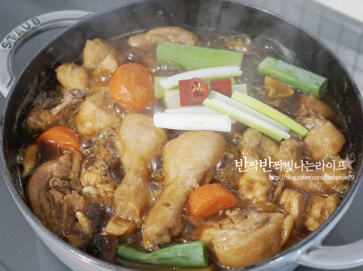 당면이 익으면 대파와 고추를 넣고 1~2분 끓여 마무리해요.
