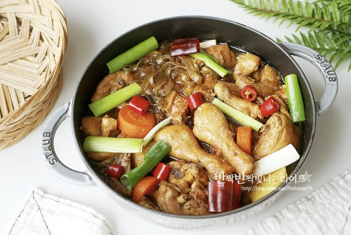 닭 한 마리 찜닭 만들면 야채와 버섯, 당면까지 푸짐하게 안동찜닭 만들기 완성입니다.