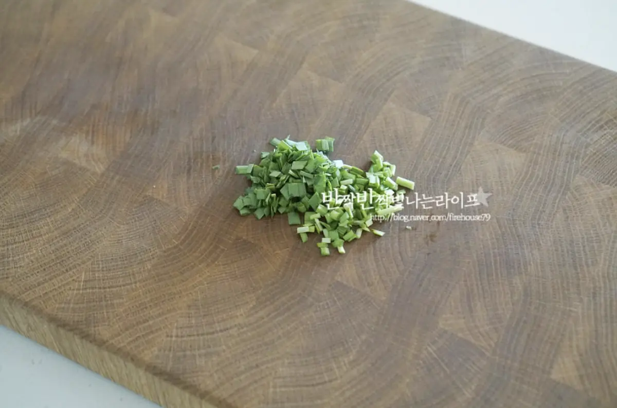 색과 맛을 더해줄 부추를 조금 준비해서 잘게 송송 썰어줍니다.