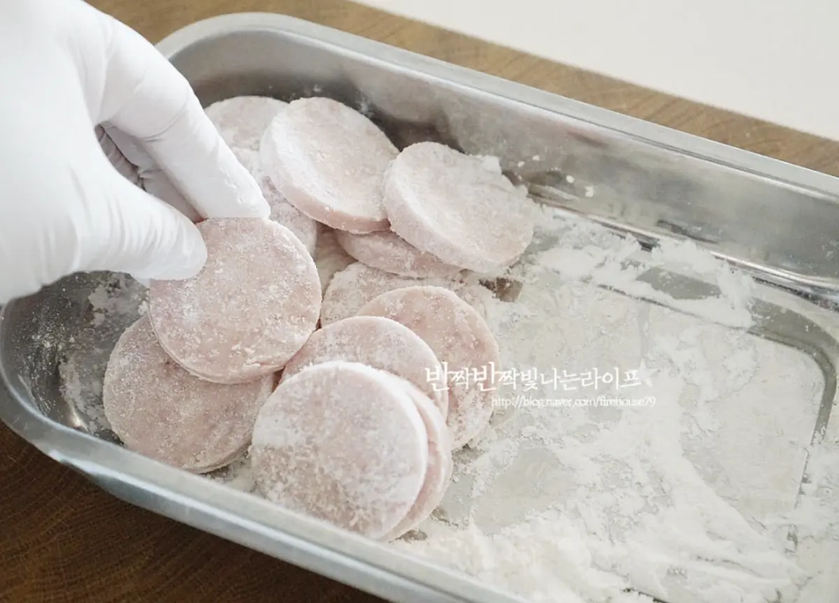 부침가루는 얇게 묻혀 살짝 털어줍니다.