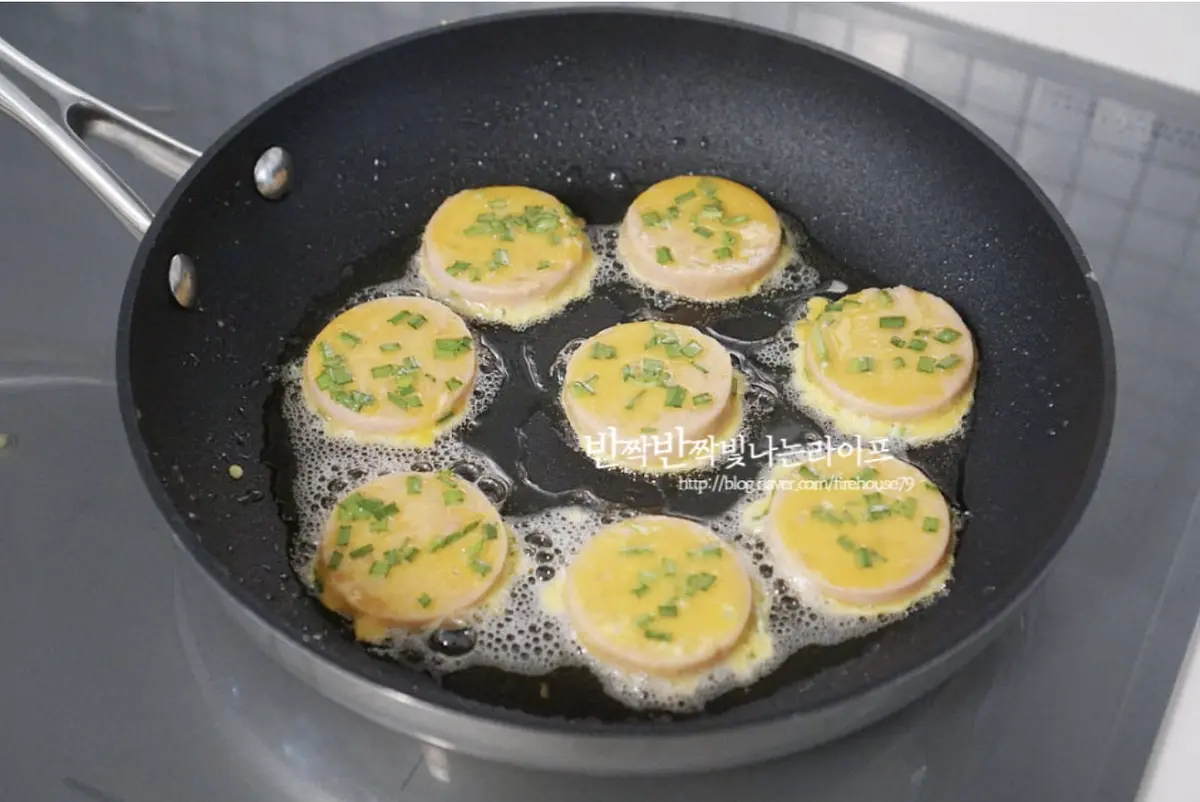 달군 팬에 식용유를 넉넉하게 두르고 부침가루-계란물 순으로 입히고 겹치지 않게 올려서 구워줍니다.