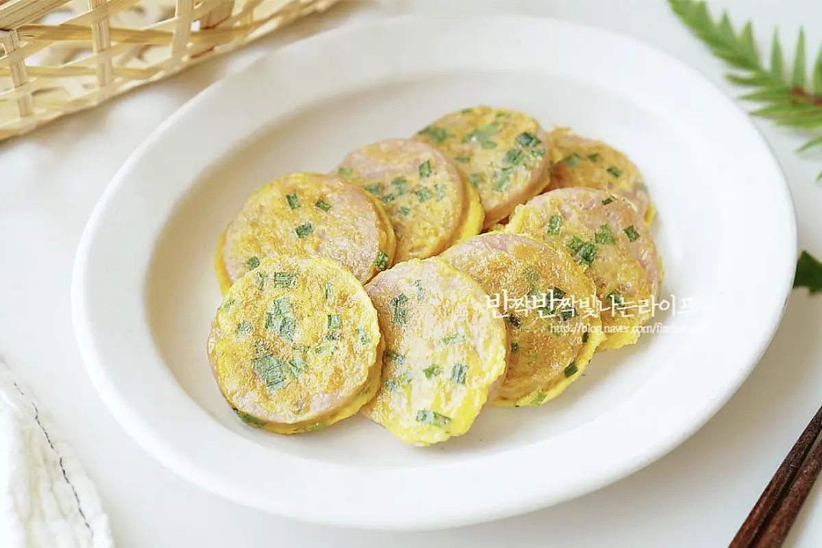 앞뒤로 노릇노릇 구워주면 옛날소세지 부침 완성이에요