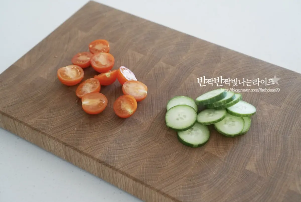 오이는 굵은소금으로 살살 문질러 세척한 뒤 0.3cm로 동그랗게 썰어줍니다. 방울토마토는 꼭지를 떼어내고 식초를 희석한 물에 담가 씻어 물기를 제거한 뒤 반으로 잘라줍니다.