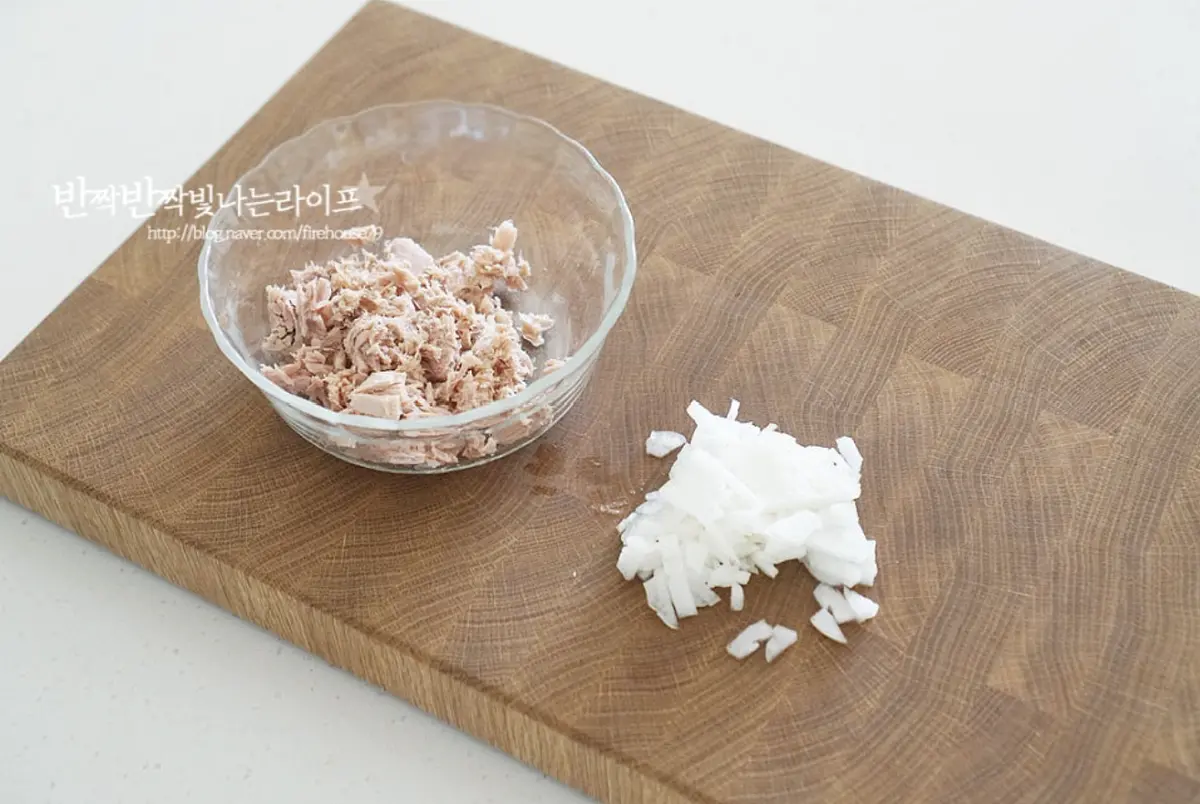 통조림캔에 들어있는 참치는 체에 밭쳐 기름을 제거해 주고, 양파는 잘게 다져 썰어줍니다.