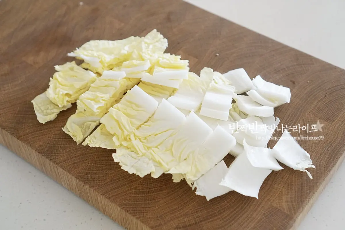 알배기 배추 노란 속대를 준비해서 길게 반으로 자른 뒤 일정한 크기로 잘라줍니다.