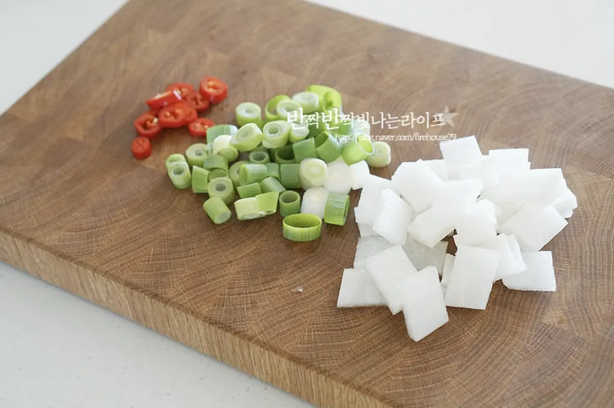 시원한 맛을 더해주는 무는 조금 작게 나박하게 썰어주고, 대파와 고추는 송송 썰어줍니다.