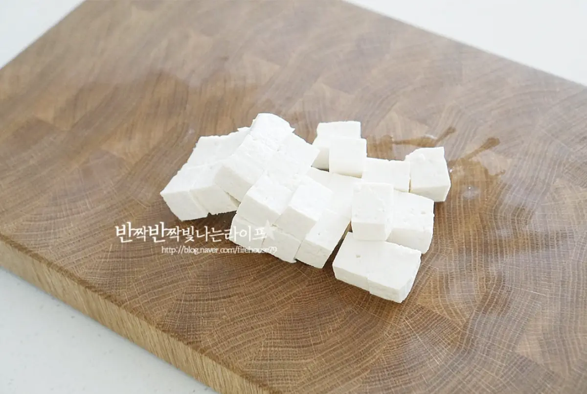 채소가 들어가는 배추된장국에 푸짐함을 더해주는 두부도 넣었어요.