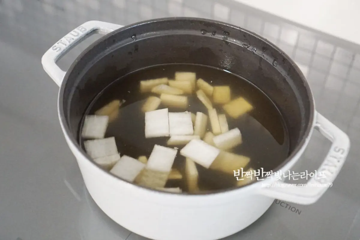 냄비에 육수 900ml 붓고 나박하게 썬 무와 끓여줍니다.
