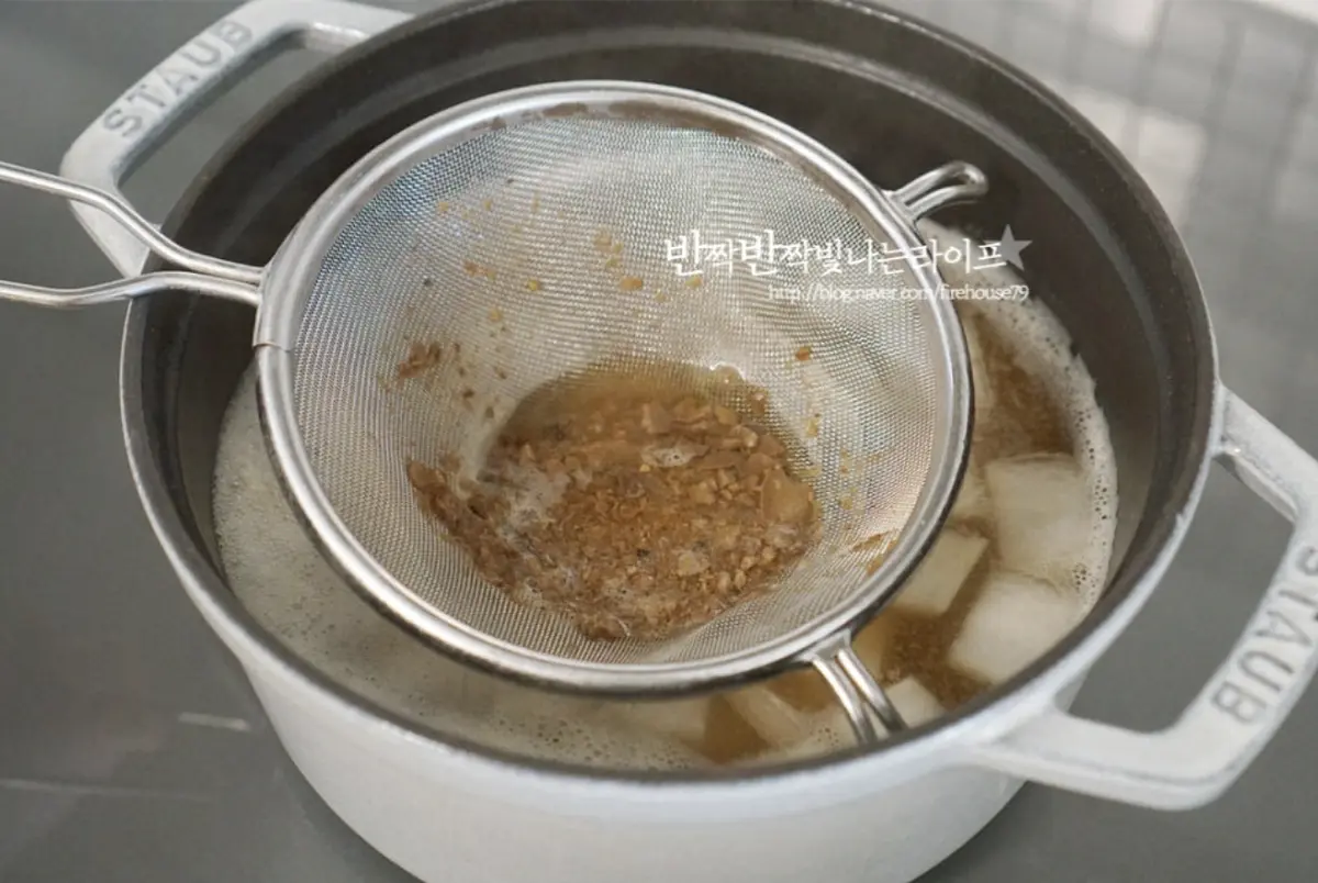 끓어오르면서 무가 반 정도 익으면 된장 2 큰 술을 풀어줍니다.