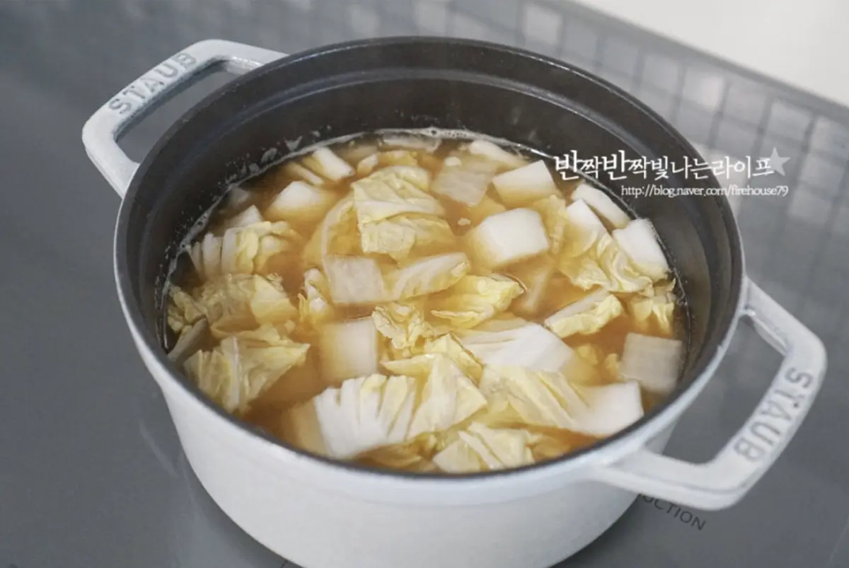 다진 마늘 1/2 큰 술도 넣고 끓어오르면 알배기를 넣어줍니다.