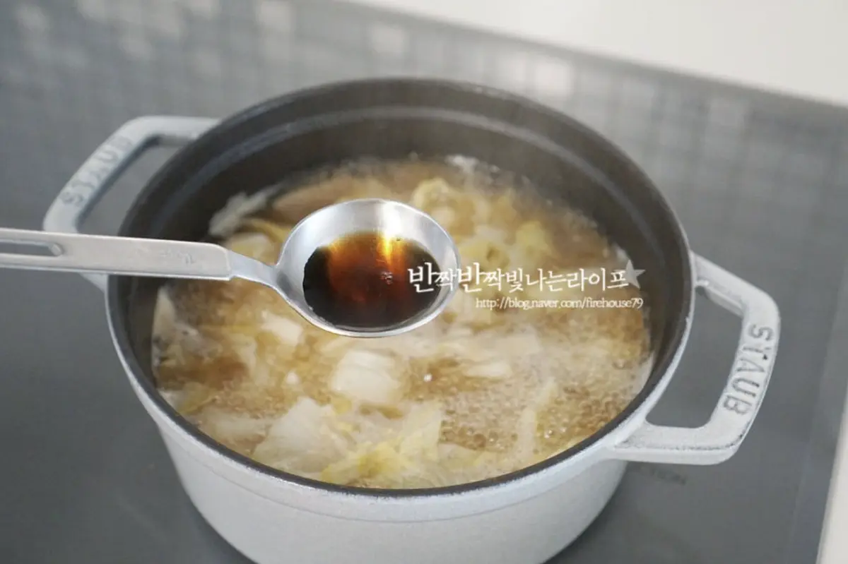 배추가 절반 이상 익을 수 있도록 푹 끓여주고 절반 이상 익으면 참치액 1 큰 술을 넣어줍니다.