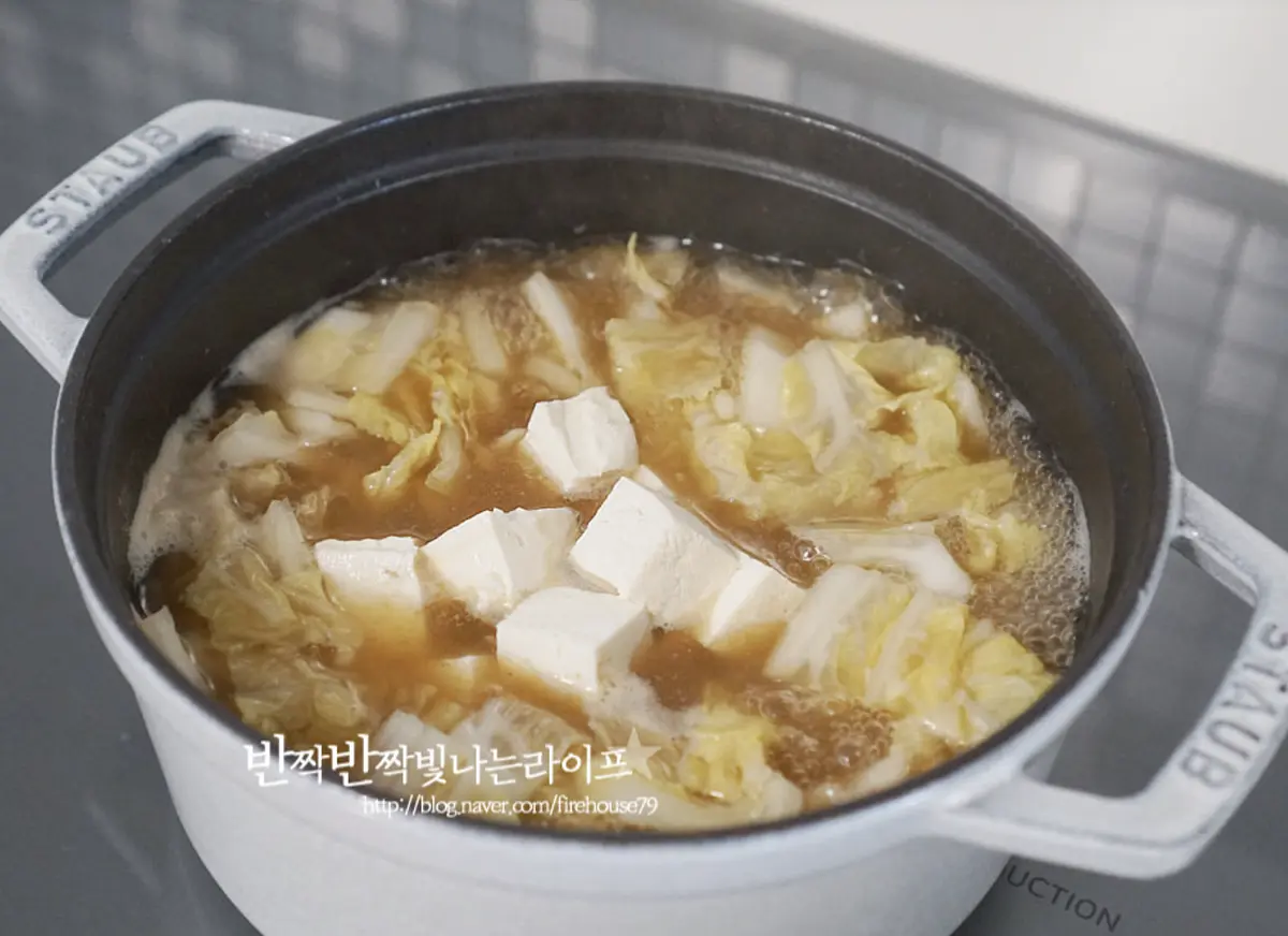 다시 끓어오르면 두부도 넣어줍니다.