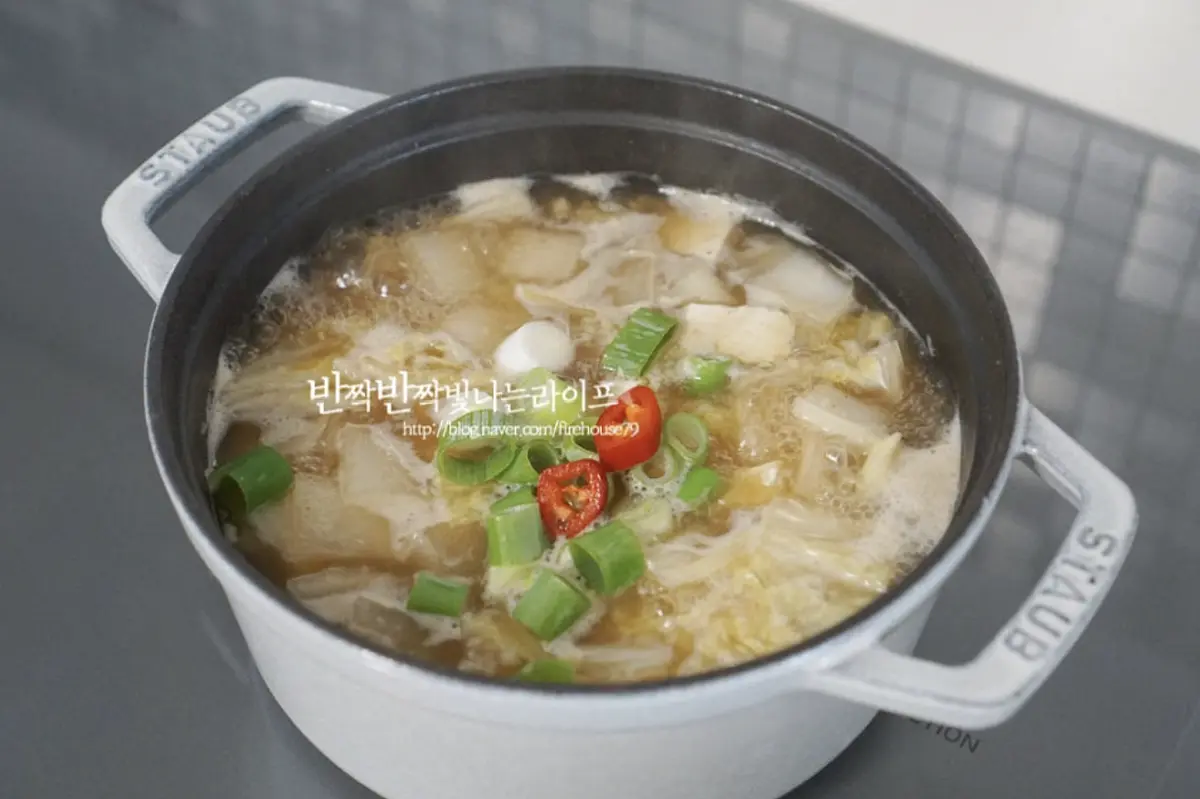 두부를 넣고 2~3분 끓인 뒤 대파와 홍고추를 넣고 마무리 완성해요.