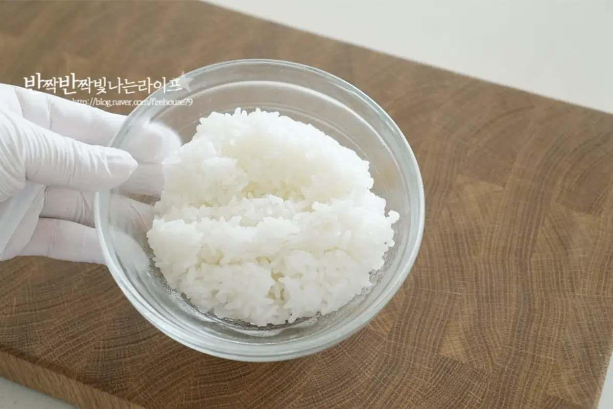 남는 흰쌀밥을 준비하여