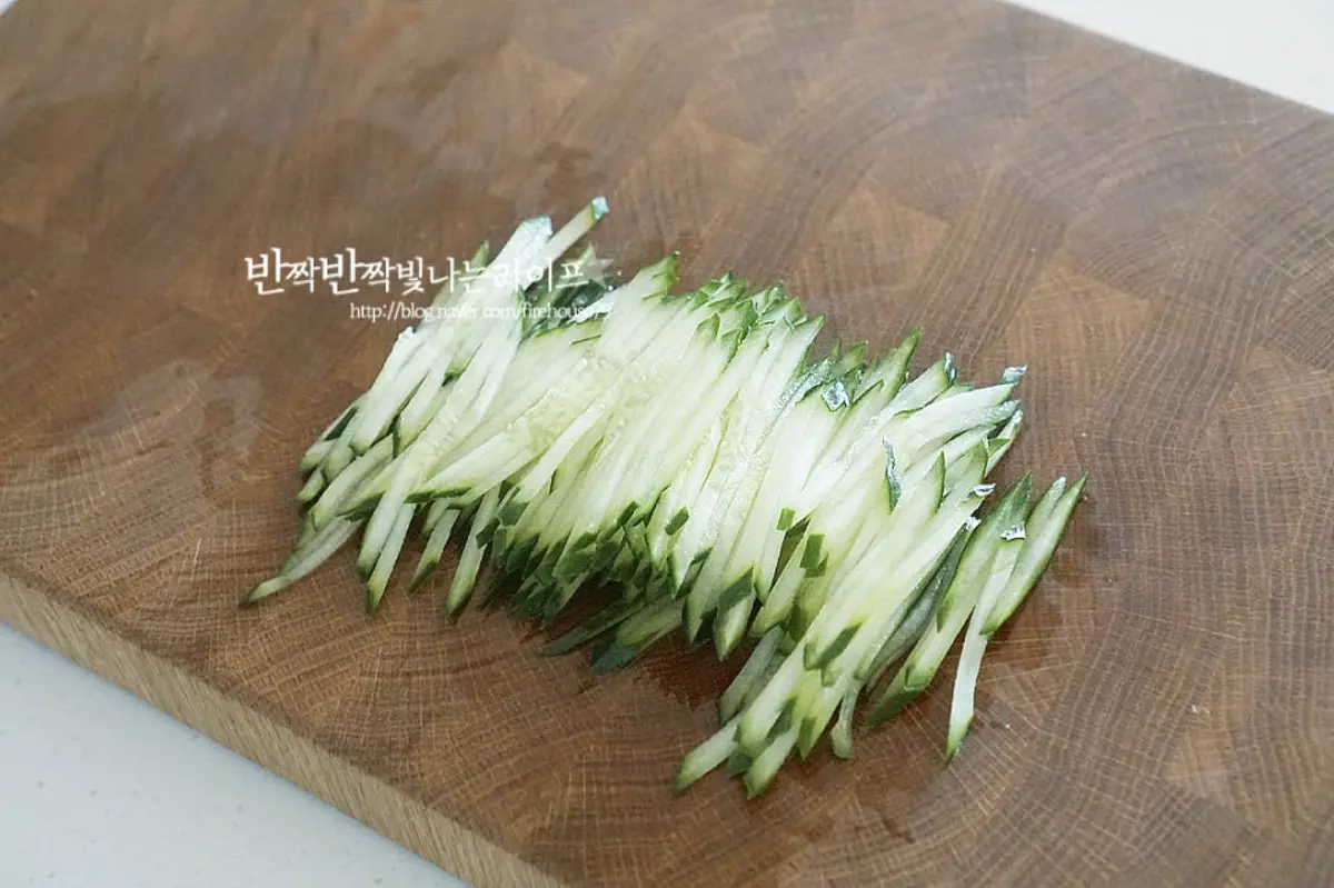오이는 어슷하게 썰어 길이를 길게 해준 뒤 얇게 채를 썰어줍니다.