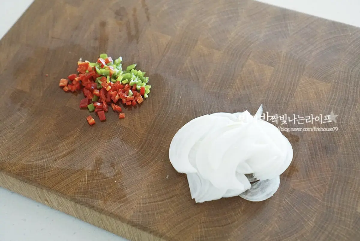 양파도 곱게 채를 썰고 매콤 칼칼한 풍미를 더해주는 고추는 깔끔한 맛을 위해 씨를 제거하고 잘게 다져 썰어주었습니다.